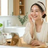 自分の頬に触れる女性