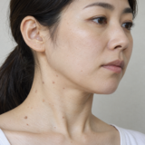 首にイボが複数ある女性