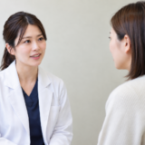 患者と話している女性医師